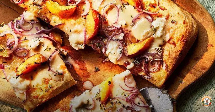pizza de pêssego assado com gorgonzola